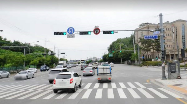 성남시는 내년 4월 ‘안전속도 5030’ 시행에 맞춰 차량 운행 제한속도가 하향 조정되는 간선·일반·이면도로 119개 구간의 교통시설물 정비한다. (사진제공=성남시청)