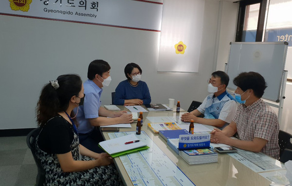 경기도의회 교육기획위원회 최경자 도의원은 지난 26일 의정부상담소에서 경민고등학교와 경민비즈니스고등학교, 의정부교육지원청 관계자 등이 참석한 가운데 사립학교(경민학원) 급식소 현대화사업 보조결정에 따른 집행 방안에 대해 논의하는 자리를 가졌다. (사진제공=경기도의회)