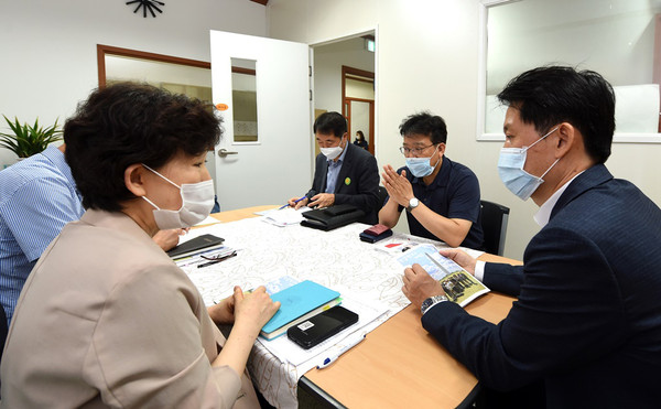 황범순 의정부시 부시장은 지난 27일 경기북부지역 유일의 탈북민 대안학교인 한꿈학교를 방문해 교직원들과 만남을 가졌다. (사진제공=의정부시청)