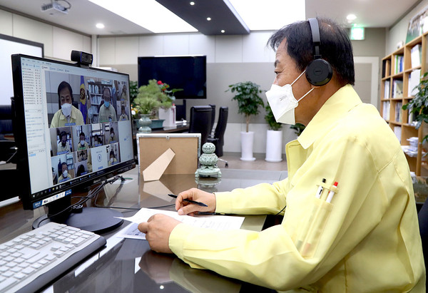 장현국 경기도의회 의장이 지난 28일 의회사무처 간부공무원과 비대면 화상회의를 실시하고 코로나19 대응과 관련한 주요현안을 논의했다. (사진제공=경기도의회)