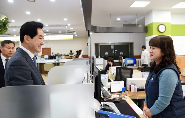 안병용 의정부시장(왼쪽)이 지난 1월 여권민원실 개소식에 참석해 여권 발급 업무 설명을 듣고 있다. (사진제공=의정부시청)
