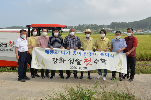 강화군은 지난 29일 양사면 교산리 벌판에서 긴 장마와 태풍 등을 이겨내고 첫 벼베기를 하는 농가를 찾아 풍년농사를 기원했다. (사진제공=강화군청)