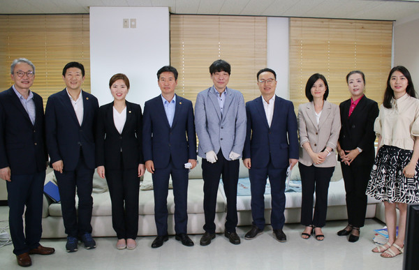 포천시의회 손세화(사진 좌측 세번째) 의장이 당뇨병 정책 토크콘서트 토론자로 참여했다. (사진제공=포천시의회)