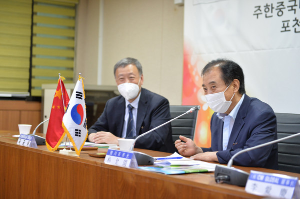 박윤국 포천시장(오른쪽)은 지난 30일 중국 상무처 곡금생 경제공사를 초청한 가운데 한·중스마트팜빌리지 사업에 따른 간담회를 열었다. (사진제공=포천시청)