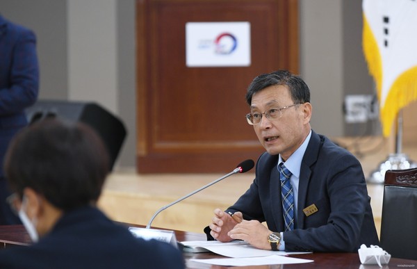 정하영 김포시장은 “경제 정책과 최고의 복지는 일자리로 완성된다”며 “포스트 코로나 시대를 대비하기 위해 정부의 정책 기조에 맞는 현실적인 종합 계획을 새로 마련해 지역경제 활성화에 총력을 기울이겠다”고 강조했다. (사진제공=김포시청)