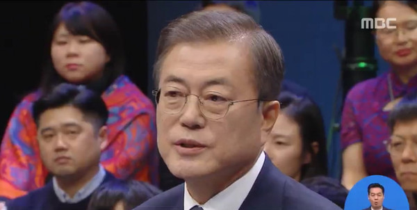 문재인 대통령은 19일 오후 8시부터 100분간 MBC 특별기획 생방송 '2019 국민과의 대화, 국민이 묻는다'에 출연해 국민패널 300명의 즉석 질문에 답을 하고 대화를 나눴다. (MBC 영상 갈무리)