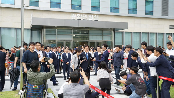 이재명 도지사가 지난 9월 항소심 선고를 위해 법원에 출석, 기자들의 질문에 답하고 있다. (사진=장민호 기자)
