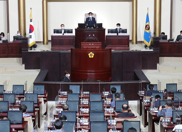 장현국 경기도의회 의장이 1일 ‘제346회 임시회’ 1차 본회의를 열고 “코로나19 위기극복을 위한 공동의 노력과 지혜가 필요한 때”라며 “경기도의회는 집행부와 적극적 소통과 협력을 통해 당면위기를 넘어서는 데 최선을 다할 것”이라고 강조하고 있다. (사진제공=경기도의회)