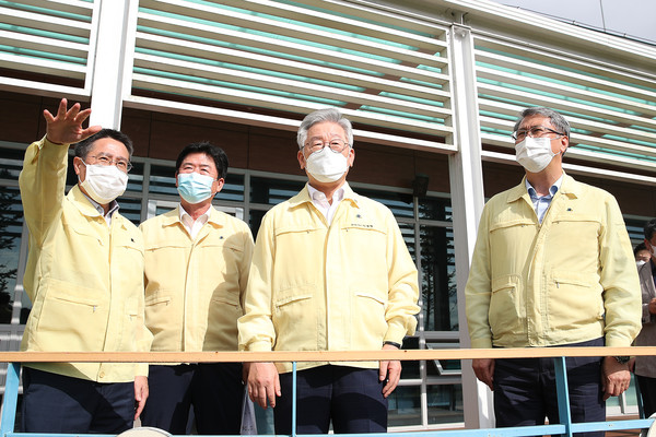 31일 오후 이재명 경기도지사가 김광철 연천군수와 군남홍수조절댐을 방문 하였다. (사진제공=경기도청)