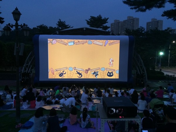 지난해 군포시청의 한 여름밤 영화산책 현장 모습. 코로나19 발생 이전이라서 시민들이 옹기종기 붙어 앉아서 영화를 관람하고 있다. (사진제공=군포시청)