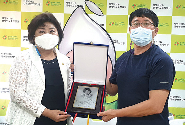 평택시사회복지사협회는 지난 31일 평택시의회 이해금 의원에게 감사패를 전달했다. (사진제공=평택시의회)