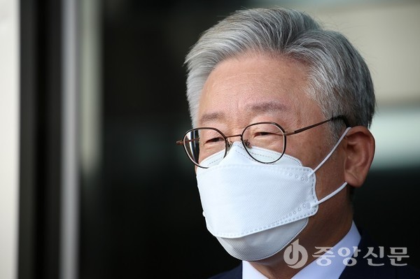 당정이 2차 긴급재난지원금 선별지급으로 가닥을 잡은 가운데, 이재명 경기도지사가 선별 지급 논리를 반박하며 자신의 보편적지급 입장을 재차 강조하고 나섰다. (사진=중앙신문 DB)