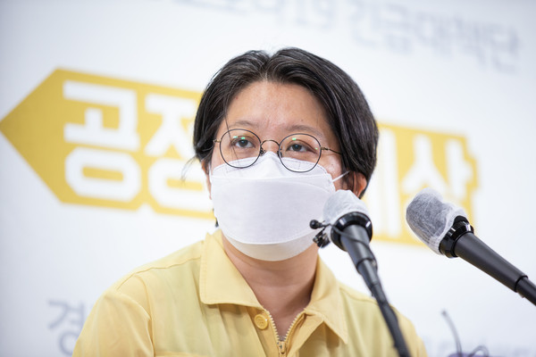 2일 오후 경기도청 브리핑룸에서 이희영 경기도 코로나19 긴급대책단 공동단장(분당서울대학교병원 공공의료사업단 교수)이 온라인 브리핑으로 코로나19 긴급대책단 정례브리핑을 하고있다. (사진제공=경기도청)