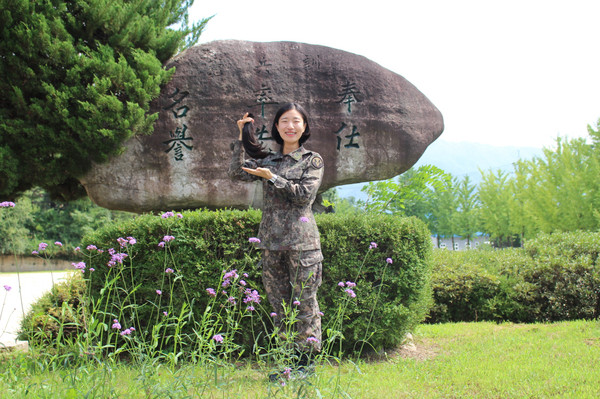 육군 5군단 군사경찰단 소속인 김루시아 하사는 소아암 환자를 위해 소중히 길러온 머리카락을 잘라 기증했다. (사진제공=육군5군단)