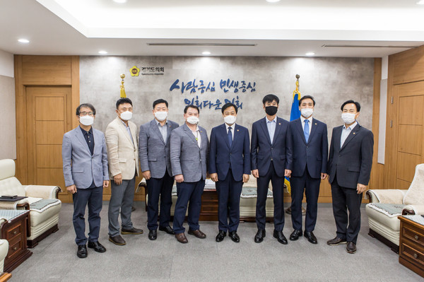 경기도의회 제10대 후반기 간행물편찬위원회는 첫 회의를 열고 위원장에 양운석 의원·부위원장에는 김영준 의원을 선출했다. (사진제공=경기도의회)