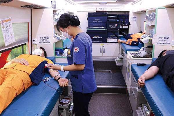 양평소방서는 3일 코로나19의 확산 여파에 따른 혈액 수급난 극복을 위해 사랑의 헌혈운동에 동참했다. (사진제공=양평소방서)