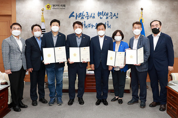경기도의회는 2일 도의원 및 정보화 분야 외부전문가로 구성된 제10대 후반기 정보화위원회 위원 7명을 위촉하고 첫 회의를 개최했다. (사진제공=경기도의회)