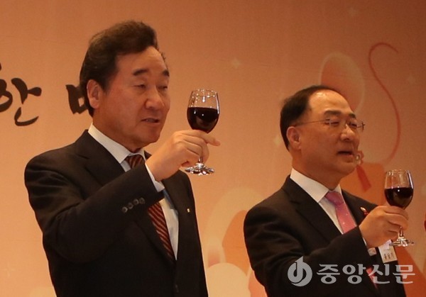 정부와 여당이 3일 코로나19 민생 대책 마련을 위한 실무 회의에서 2차 재난지원금을 '전 국민' 대신 피해가 컸던 이들에 한해 '선별 지급'하는 방향으로 가닥을 잡은 것으로 확인됐다. (사진=중앙신문 DB)