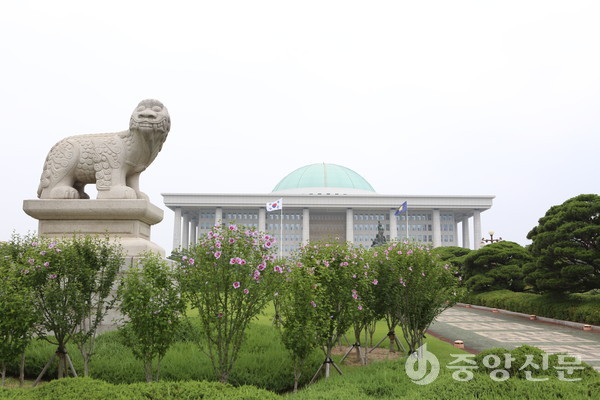 3일 국민의힘 이종배 정책위의장실에서 근무하는 직원이 확진 판정을 받아 이 정책위의장을 비롯한 밀접 접촉자들이 코로나19 검사를 받고 자가격리에 들어갔다. (사진=중앙신문 DB)