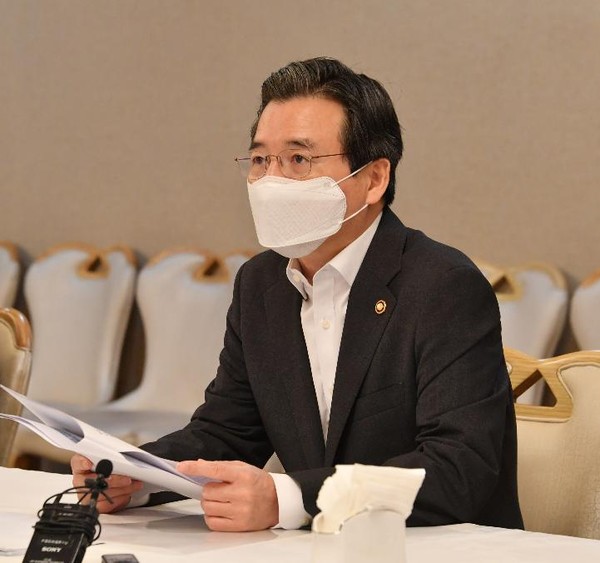 김용범 기획재정부 1차관은 4일 소상공인과 자영업자는 매출액을 기준으로 2차 재난지원금을 지급하겠다고 밝혔다.(사진=기재부)