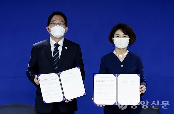 정부 여당과 의료계가 밤샘 협상 끝에 4일 공공의료 확충 정책과 관련한 협상을 마무리했다. 이에 따라 지난 달 21일부터 무기한 파업에 돌입했던 전공의들이 약 보름간 이어진 집단휴진을 종료하고 바로 현장에 복귀한다. (사진=더불어민주당 제공)