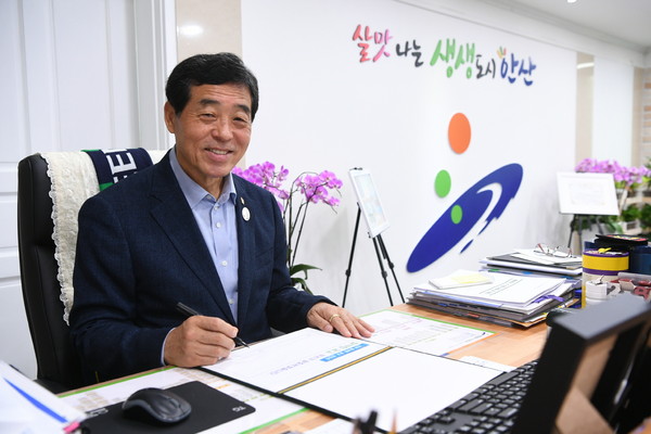 안산시는 대량의 온실가스를 유발하는 석탄발전에 대한 투자를 막고, 금융권의 ‘탈(脫)석탄’을 유도하기 위해 화석 연료에 투자하지 않는 금융사에 금고 운영을 맡기는 ‘전국 탈석탄 금고 선언’에 동참한다. (사진제공=안산시청)