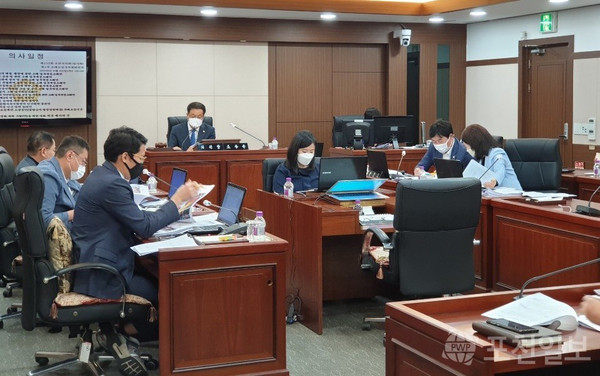포천시의회 후반기 의장단 선거와 관련된 불협화음이 2개월이 현재까지 계속 이어지고 있다. 사진은 포천시의회 조례특별심사위원회 회기. (사진제공=포천시의회)