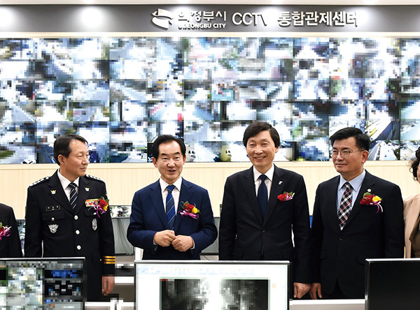 안병용 의정부시장(왼쪽 두번째)이 CCTV통합관제센터에서 관계자들과 이야기를 나누고 있다. (사진제공=의정부시청)