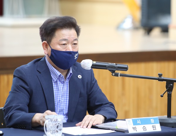 광명시는 7일 시청 대회의실에서 박승원 광명시장, 간부공무원 등이 참석한 가운데 ‘2021년 신규사업 보고회’를 개최했다. (사진제공=광명시청)