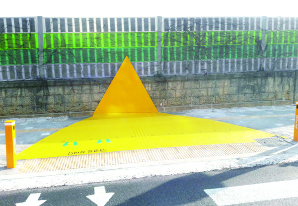 군포시는 어린이들의 안전한 보행을 위해 어린이보호구역내 교통안전시설을 개선한다. (사진제공=군포시청)