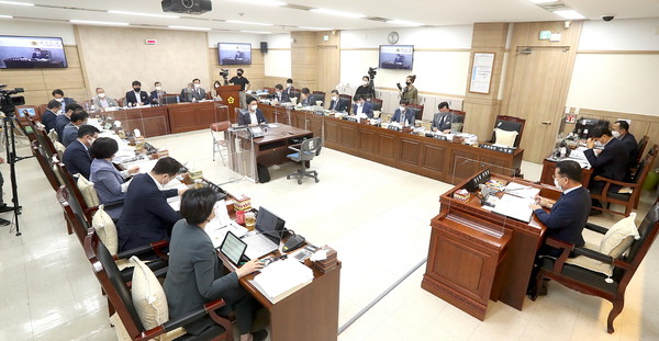 경기도의회에서 전국 최초로 소관 상임위원회인 의회운영위원회 제안으로 자치분권발전위원회 구성을 위한 조례안이 통과됐다. (사진제공=경기도의회)