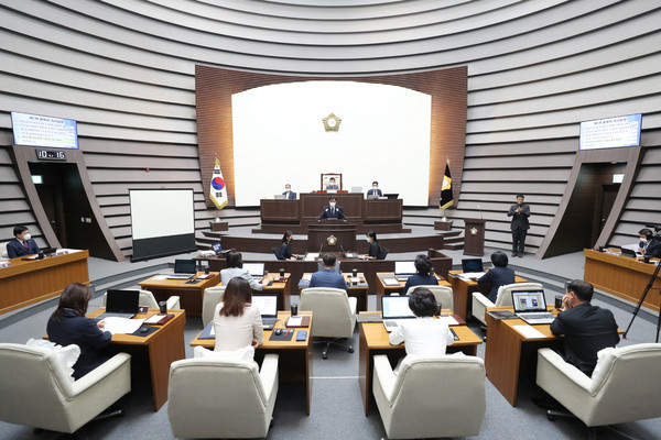 광주시의회는 8일 본회의장에서 개의된 제280회 임시회 제1차 본회의에서 지방분권 강화를 위해 ‘지방자치법 전부개정안 수정요구 촉구 결의안’을 채택했다. (사진제공=광주시의회)