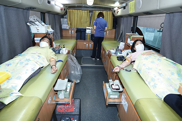 고양시의회는 지난 7일 시청 광장에서 코로나19 여파에 따른 혈액 수급난 해소를 위해 시의회 의원과 의회사무국 직원들이 단체 헌혈활동에 동참했다. (사진제공=고양시의회)
