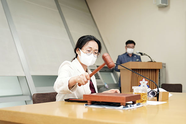 성남시는 노사민정협의회(위원장 은수미)를 열어 내년도 생활임금 시급을 1만500원으로 결정했다. (사진제공=성남시청)
