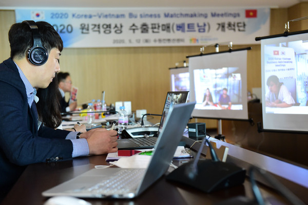 수원시가 동남아에 파견하려던 수출개척단이 코로나19로 취소되자 지난 5월 원격영상 수출개척단을 통해 베트남 현지와 연결했다. (사진제공=수원시청)