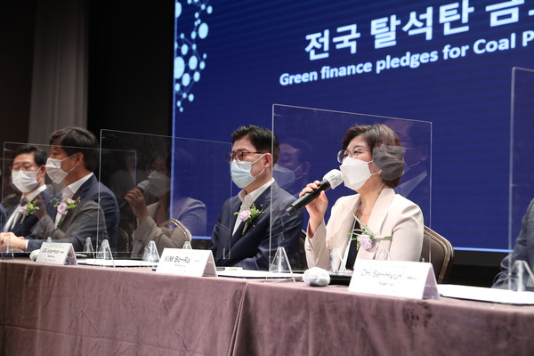 안성시는 지난 8일 충남 예산 스플라스 리솜에서 진행된 ‘2020년 탈석탄 기후위기 대응 국제컨퍼런스’(주최: 충청남도)에 참여하여 개막행사에서 진행된 ‘전국 탈석탄 금고 선언’에 동참했다고 밝혔다. (사진제공=안성시청)