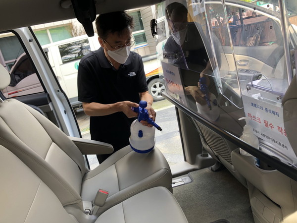 의왕도시공사는 코로나19 장기화에 따라 교통약자 특별교통수단 고객들의 안전을 위해 차량 내 비말차단막을 설치했다. (사진제공=의왕도시공사)