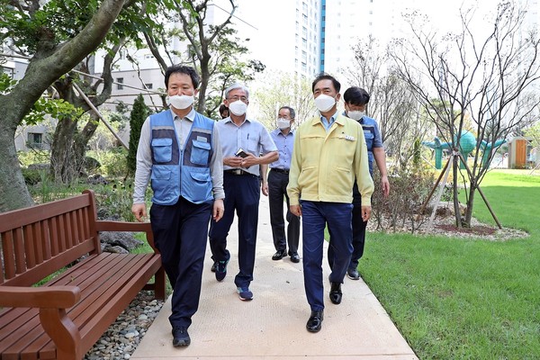정장선 평택시장은 지난 8일 입주민이 쾌적하고 여유로운 힐링 라이프를 실현하기 위해 다채로운 조경설계를 도입하여 수요자들의 관심이 이어지고 있는 세교동 한 아파트 시민생활속의 힐링 공간을 찾아, 아파트 조경관계자에게 입주민들이 직접 피부로 느낄수 있는 조경 설계를 부탁했다. (사진제공=평택시청)