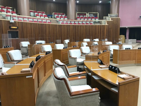 안양시의회가 임시회를 앞두고 코로나19 예방 비말 가림막을 설치했다 (사진제공=안양시의회)