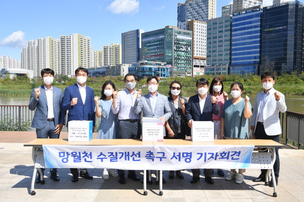 김상호 하남시장은 지난 8일 미사지구행정협의회 주최 기자회견에서 “시민 열망이 담긴 서명지를 보면서 망월천을 누구나 찾는 명소로 만들어야겠다는 의지를 다시 한 번 다졌다” 밝혔다. (사진제공=하남시청)