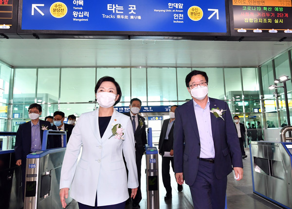 이날 개최된 수인선 개통식에는 이재명 경기도지사, 김현미 국토교통부 장관, 염태영 수원시장과 백혜련(수원시을) 국회의원 등이 참석했다. (사진제공=수원시청)