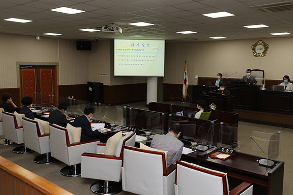 인천 동구의회는 10일 본희의장에서 열린 제245회 임시회 제2차 본회의에서 ‘동인천역 주변 재정비촉진지구(변경) 및 재정비촉진계획(변경)안에 따른 의견청취의 건’을 의결했다. (사진제공=동구의회)