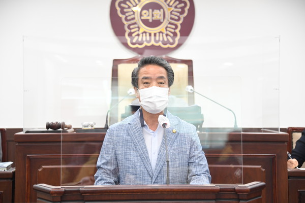 박인범 동두천시의회 의원이 5분 자유발언을 통해 ‘의회 경시에 일방적인 독주 행정을 멈추라’며 과거 잘못된 행정을 조목조목 짚어가며 최용덕 시장과 집행부를 강하게 질타하고 있다. (사진제공=동두천시의회)
