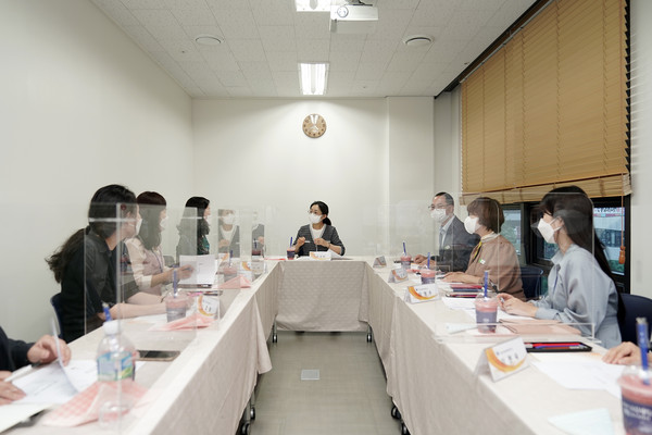 은수미 성남시장은 지난 11일 오후 성남여성인력개발센터를 방문해 여성일자리 및 앞으로의 직업훈련교육 추진방안에 대해 논의했다. (사진제공=성남시청)
