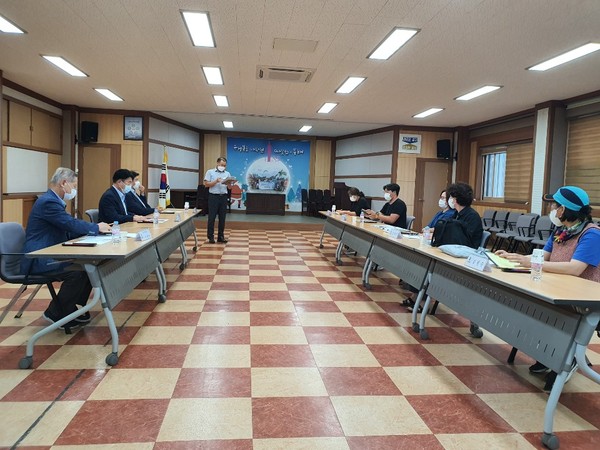 이천시는 지난 11일 부발읍행정복지센터 회의실에서 이천시립 화장시설 사업 선정지역인 수정리 산11-1일원 주변에 거주하는 시민들의 반대의견을 경청하고 공감하기 위한 주민과 대화의 시간을 가졌다. (사진제공=이천시청)