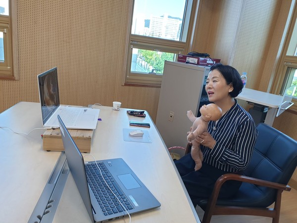 의왕시보건소는 코로나19로 인해 중단되었던 임산부 출산준비교실을 지난 8일부터 온라인 비대면 교육방식으로 바꾸어 진행하고 있다. (사진제공=의왕시청)