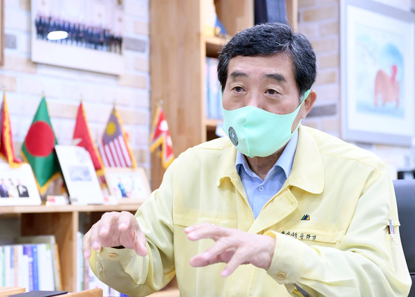 윤화섭 안산시장은 14일 추미애 법무부 장관에게 조두순 출소와 관련한 현실적인 대책으로 아동 대상 성범죄 사범에 대한 ‘보호수용법’ 입법을 요청하는 서한문을 보냈다. (사진제공=안산시청)