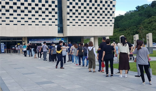 코로나19 여파로 올 추석연휴기간(9.30~10.4) 인천가족공원이 화장장을 제외하고 ‘잠시 멈춤(운영 중단)’에 들어감에 따라 미리 성묘를 오는 성묘객이 지난해보다 크게 늘어난 것으로 파악됐다. (사진제공=인천시청)