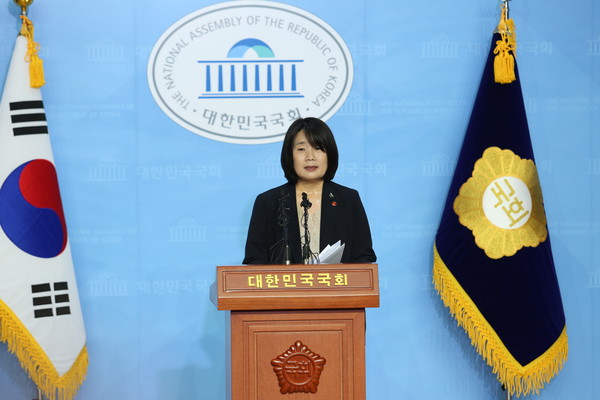 정의기억연대 회계 부정 의혹이 불거진 윤미향 더불어민주당 당선인이 지난 5월 29일 오후 서울 여의도 국회 소통관에서 해명 기자회견을 하고 있다. (사진=나문성 기자)