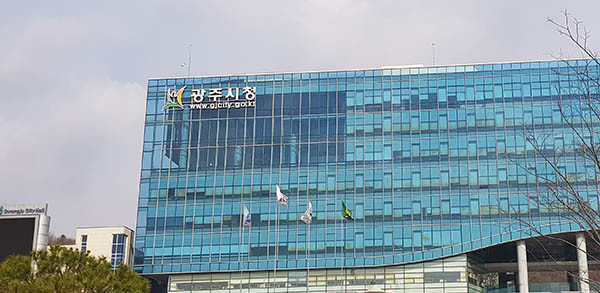 광주시가 산업통상자원부와 한국에너지공단에서 주관하는 ‘2021년 신재생에너지 융·복합 지원 사업’ 공모에 3년 연속 선정, 국비 22억원을 확보하는 쾌거를 올렸다. 사진은 광주시청 전경 (사진=중앙신문 DB)